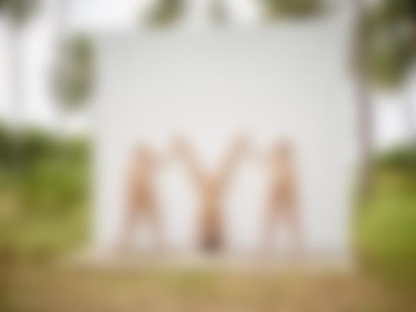 Mynd #10 úr myndasafninu Ariel Marika Melena Maria nakin í frumskóginum