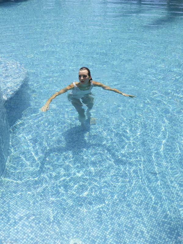 Image n° 1 de la galerie Coxy et Flora fête piscine par Alya