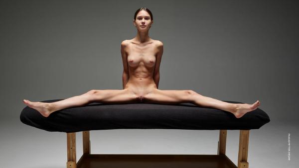Leona nøgen massage kunst
